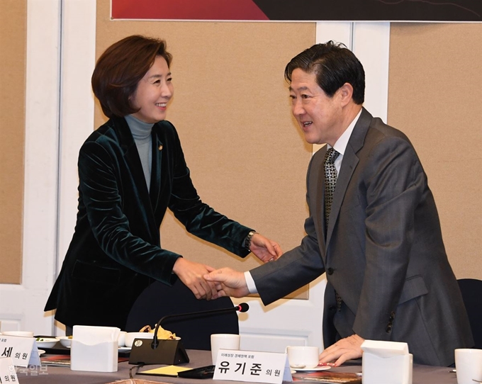 자유한국당 원내대표 출마를 선언한 나경원(왼쪽), 유기준의원이 토론회에 참석해 인사를 나누고 있다. 오대근기자