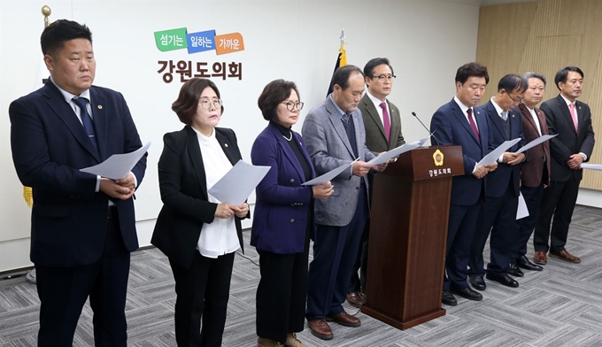 자유한국당 소속 강원도의원들이 4일 오후 도의회 세미나실에서 기자회견을 열고 강원도가 추진하는 매월 70만원의 육아수당 등에 대한 재고를 촉구했다. 연합뉴스