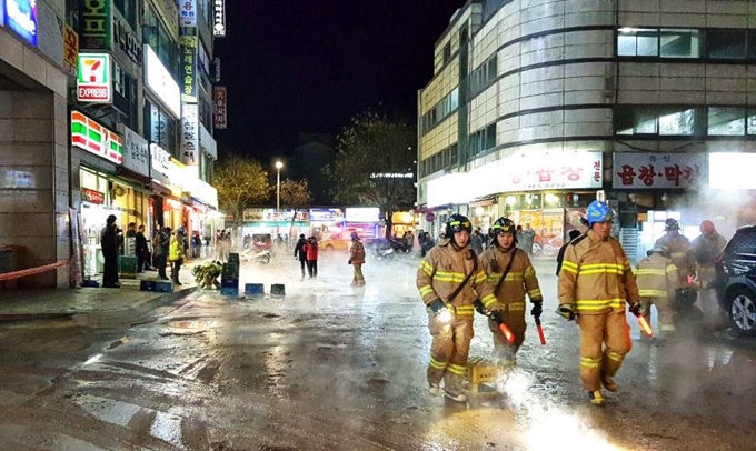 4일 오후 8시43분께 경기 고양시 일산동구 백석동 백석역 3번 출구 인근에서 발생한 온수배관 파열 사고 현장을 소방대원들이 둘러보고 있다. 이번 온수관 파열로 주변을 지나던 시민들이 화상 등의 부상을 입어 인근 병원으로 이송됐다. 뉴시스