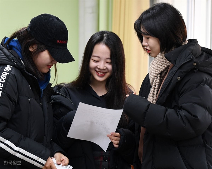 서초고등학교에서 수험생들이 성적표를 확인하고 있다. 홍인기 기자