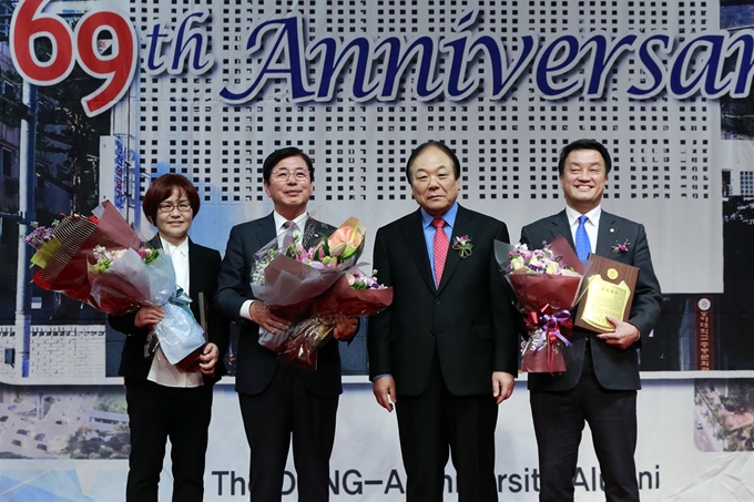 허용도 부산상의 회장(왼쪽서 두 번째)이 동문대상 수상 후 기념사진을 찍고 있다.