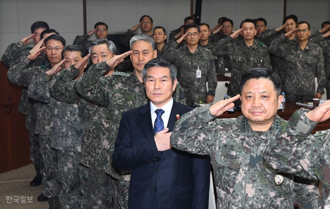 정경두 국방부 장관이 5일 오전 서울 용산구 국방부에서 열린 전군 주요지휘관 회의서 국기에 대한 경례를 하고 있다.정장관이 전군주요지휘관 회의를 주재한 건 취임 후 처음이다.고영권 기자