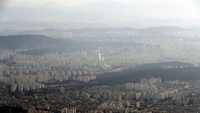 2일 오전 북한산 백운대 정상에서 바라본 서울. 뿌옇다. 기상청에 따르면 이날 미세먼지 농도는 전 권역이 '좋음'~'보통' 수준이다. 연합뉴스