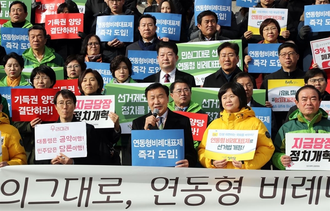 손학규(앞줄 가운데) 바른미래당 대표가 5일 국회 본청 앞 계단에서 열린 연동형 비례대표제 도입 촉구 및 야3당 농성 지지 긴급기자회견에서 발언하고 있다. 연합뉴스