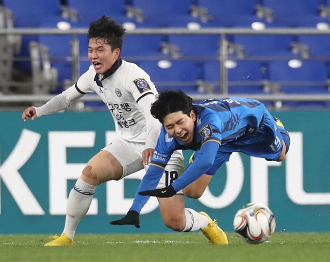 울산 김승준(오른쪽)이 5일 울산 문수축구경기장에서 열린 2018 KEB하나은행 FA컵 결승 1차전에서 대구 정승원과 몸싸움을 벌이다 넘어지고 있다. 울산=연합뉴스