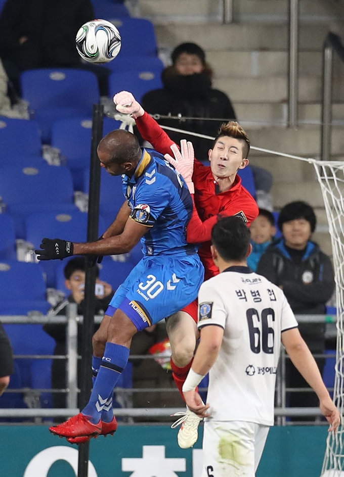 대구 조현우(오른쪽)가 5일 오후 울산 문수축구경기장에서 열린 2018 KEB 하나은행 FA컵 결승 1차전에서 울산을 상대로 펀칭하고 있다. 울산=연합뉴스