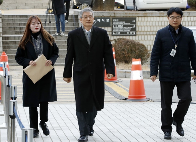 사법행정권 남용 혐의를 받고 있는 고영한 전 대법관이 6일 오전 서울 서초구 중앙지방법원에서 열린 영장실질심사(구속 전 피해자심문)에 출석하고 있다. 뉴스1