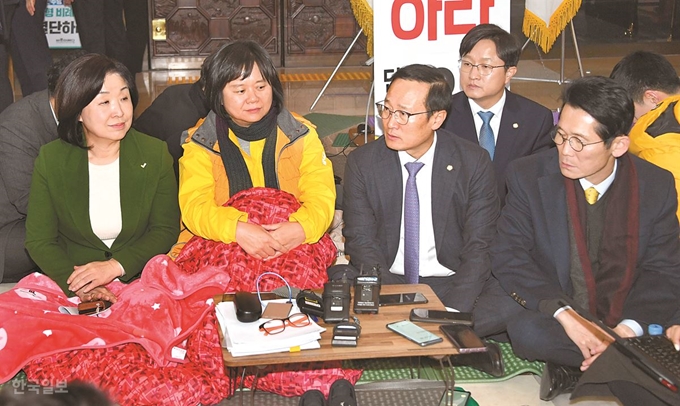 손 대표와 함께 단식 농성 중인 이정미(왼쪽 두 번째) 정의당 대표가 7일 로텐더홀에서 홍영표 더불어민주당 원내대표를 만나 대화하고 있다. 오대근 기자