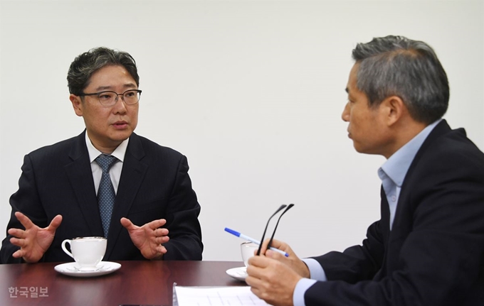 [저작권 한국일보] 여론조사기관 리얼미터 이택수 대표가 대통령 지지율 등에 담긴 함의와 전망 등을 놓고 이충재 한국일보 수석논설위원과 대담을 하고 있다. 류효진기자 /2018-12-03(한국일보)