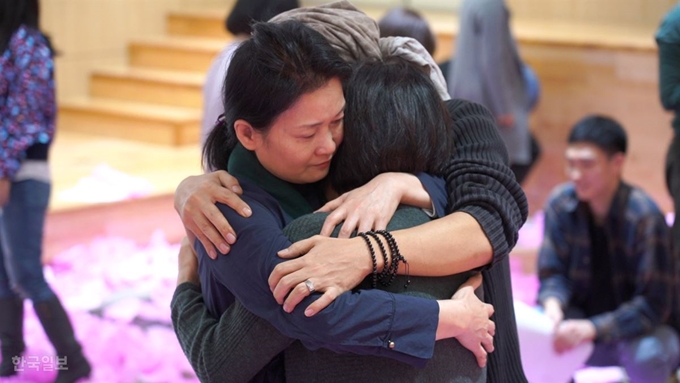 [저작권 한국일보] 지난달 18일 서울 마포구 창비 서교빌딩에서 열린 ‘2018 세계 자살유가족의 날’ 행사에서 ‘따뜻한 친구들’의 김혜정씨가 자살유가족들을 끌어안으며 위로하고 있다. 한설이PD