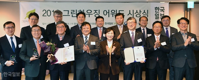 한국일보가 주최하고 국토교통부와 환경부 후원으로 6일 서울 중구 더 플라자 서울에서 열린 '2018 그린하우징 어워드’ 시상식에서 수상자들이 기념촬영을 하고 있다. 앞줄 왼쪽부터 손정길 HDC현대산업개발 상무, 전윤영 대우건설 상무, 이영식 한샘 사장, 이준희 한국일보 사장, 김현미 국토교통부 장관, 이우규 포스코건설 부사장, 고성수 건국대 부동산대학원장, 이영성 한국일보 부사장. 윗줄 왼쪽부터 김동욱 쌍용건설 상무, 박광석 환경부 기획조정실장, 황규석 롯데건설 상무, 마재영 금호산업 부장, 이용성 GS건설 상무, 조현욱 현대건설 부장, 홍록희 대림산업 상무. 신상순 선임기자