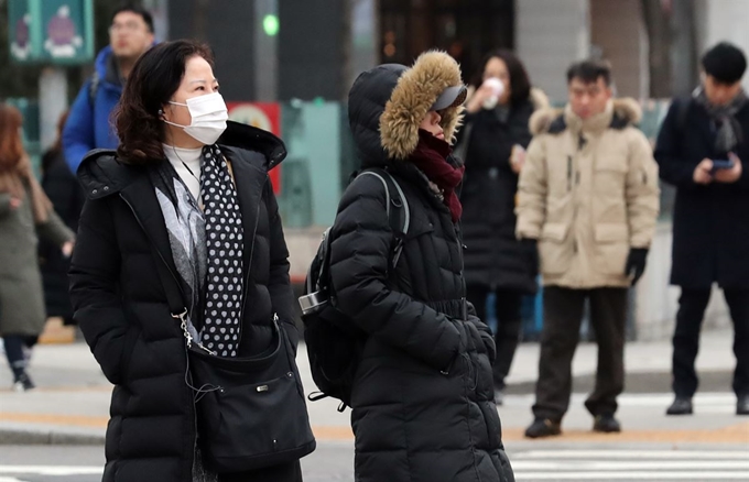 절기상 대설(大雪)을 하루 앞둔 6일 오전 서울 광화문광장 인근에서 시민들이 출근길 발걸음을 재촉하고 있다. 기상청은 이날 밤부터 찬 공기가 유입되면 오는 7일 한파가 밀려온다고 예보했다. 뉴스1