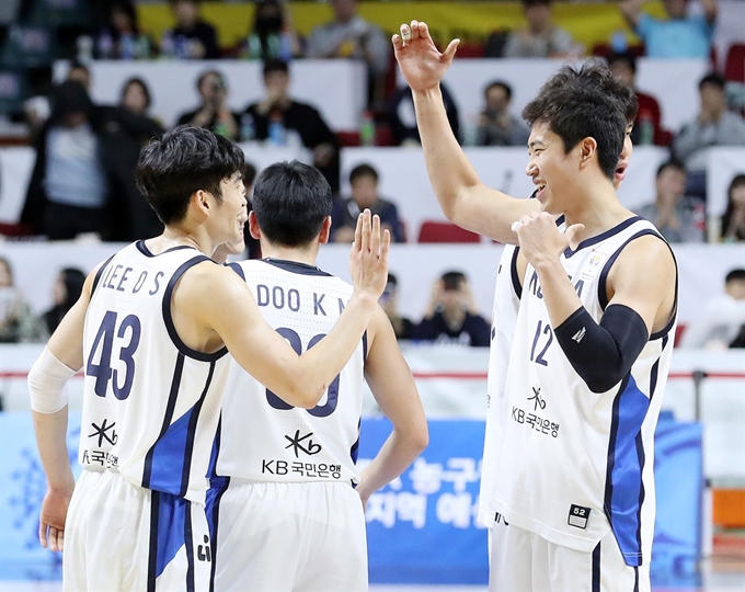 한국 농구대표팀이 지난 2일 부산 사직체육관에서 열린 2019 국제농구연맹(FIBA) 월드컵 아시아 오세아니아 지역 예선에서 요르단을 누르고 본선 진출을 확정한 뒤 환호하고 있다. 부산=연합뉴스