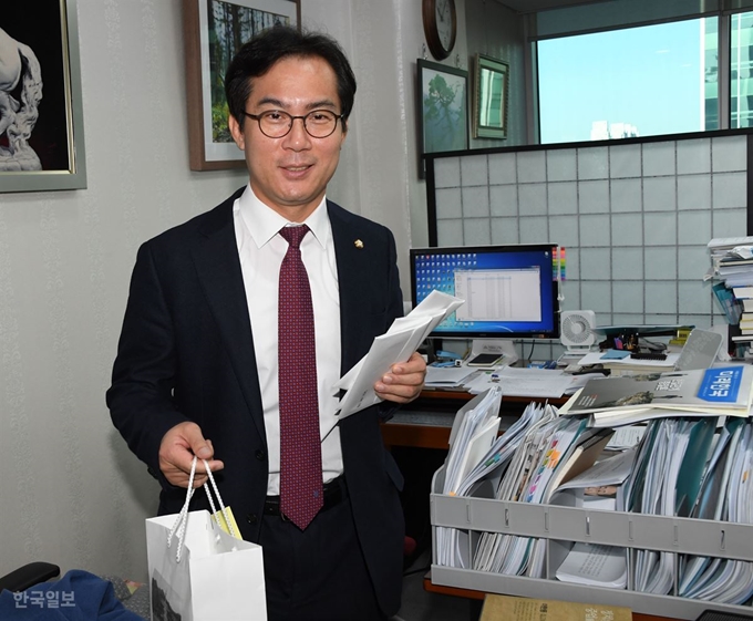 자유한국당 원내대표 경선에 나선 김영우 의원이 7일 국회 의원회관에서 자신의 지지를 호소하는 장문의 편지를 작성 후 직접 전달하기 위해 방을 나서고 있다. 오대근기자