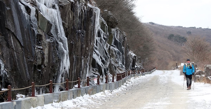 절기상 대설(大雪)이자 광주·전남 곳곳에 올겨울 첫눈이 내린 7일 무등산 국립공원 얼음바위 주변에 눈이 덮여 있다. 광주=연합뉴스