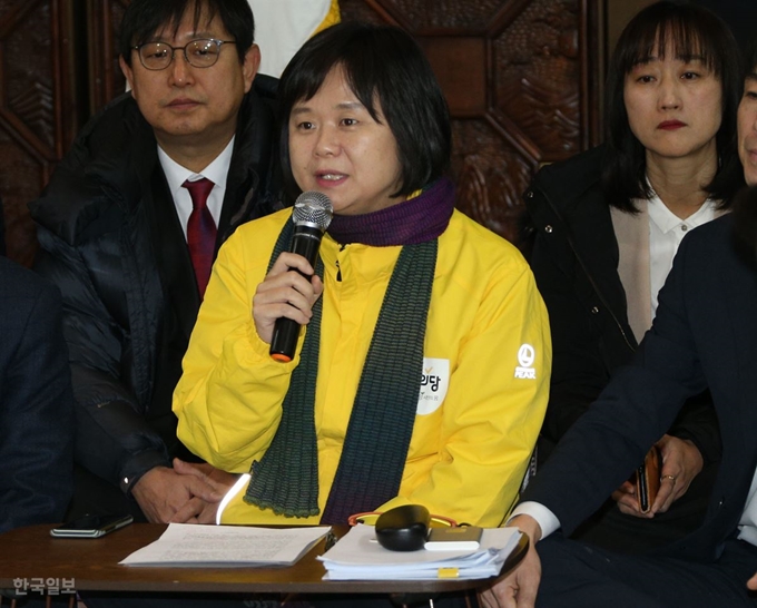 정의당 이정미 대표가 7일 국회 로텐더홀에서 2일째 단식농성을 상무위, 의원단 연석회의에서 입장을 밝히고 있다. 오대근기자