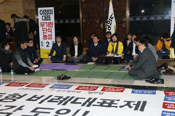 정의당 이정미 대표가 7일 국회 로텐더홀에서 단식농성을 하며 소속의원 당직자들과 함께 연동형 비례대표제 도입 필요성을 강조하고 있다. 오대근기자