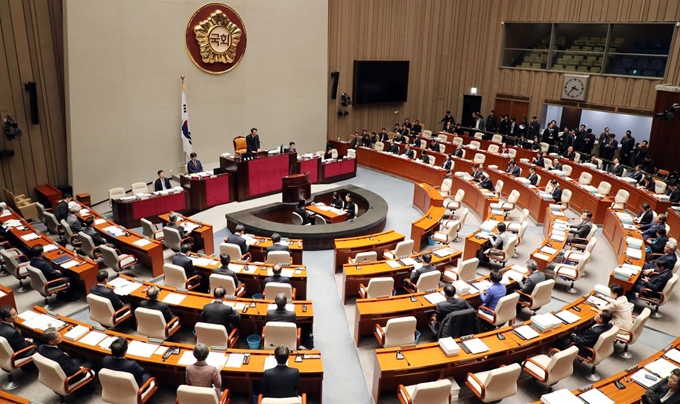 안상수 위원장이 7일 국회에서 열린 예산결산특별위원회에서 의사봉을 두드리고 있다. 연합뉴스