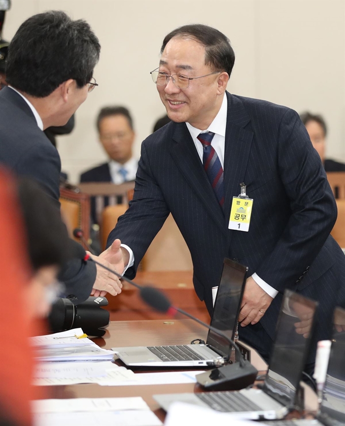 홍남기 부총리 겸 기획재정부 장관 후보자가 4일 국회 기획재정위원회에서 열린 자신의 인사청문회에서 의원들과 인사하고 있다. 연합뉴스