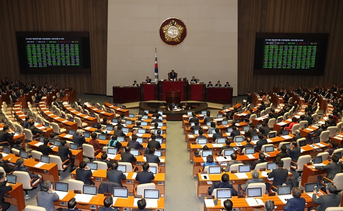 8일 새벽 국회 본회의장에서 열린 본회의에서 2019년 예산안이 통과된 후 투표결과가 상황판에 표시되고 있다. 연합뉴스