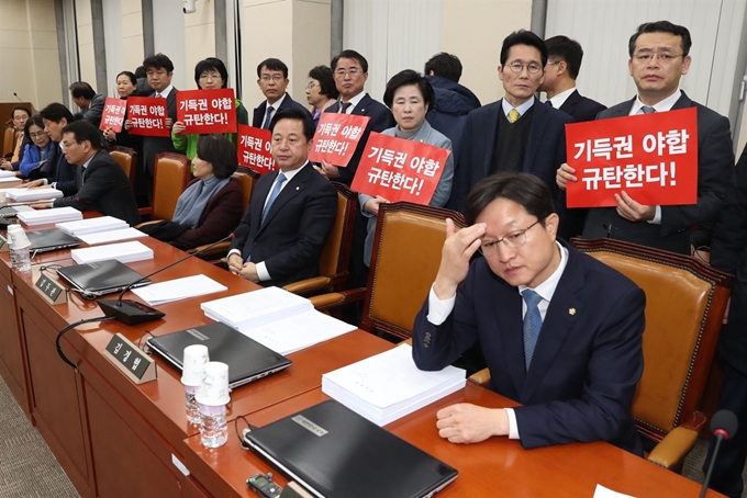 기획재정위원회 전체회의에서 내년도 예산부수법안을 처리하려 하자 바른미래당, 민주평화당, 정의당 등 야3당 의원들이 더불어민주당 의원 뒷편에서 이에 항의하는 피켓시위를 하고 있다. 연합뉴스