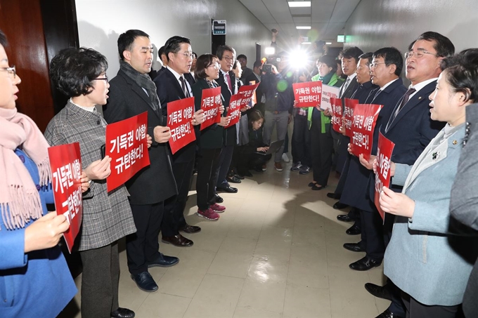 국회 기획재정위원회 회의실 앞에서 바른미래당, 민주평화당, 정의당 등 야3당 의원들이 내년도 예산부수법안 처리에 항의하는 피켓 시위를 하고 있다. 연합뉴스