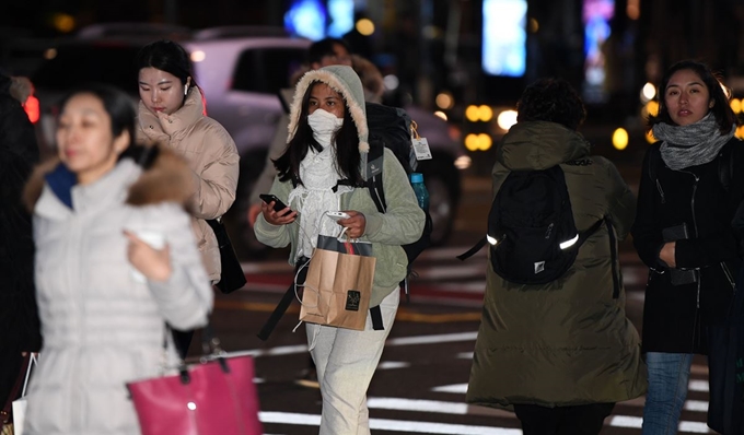 서울의 체감온도가 영하 19도까지 떨어지는 등 전국적으로 추위가 맹위를 떨치면서 한랭질환자도 늘어나고 있다. 서울 종로구 세종대로 사거리에서 시민들이 두꺼운 외투를 입고 퇴근길을 서두르고 있다. 홍인기 기자