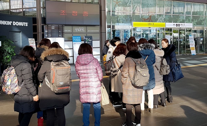 8일 오전 강원 강릉시 운산동에서 서울행 KTX 열차 탈선 사고가 나 운행이 중단되자 강릉역에서 열차를 이용하려던 승객들이 우왕좌왕하고 있다. 연합뉴스