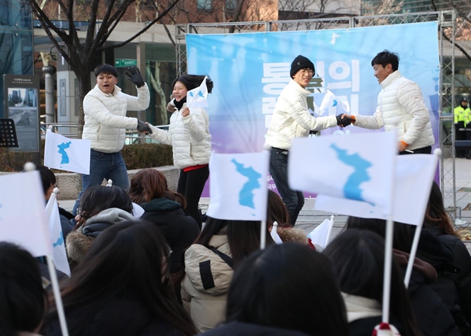 8일 오후 서울 종로구 종각역 1번 출구 앞에서 '김정은 국무위원장 서울방문ㆍ남북정상회담 환영 청년학생위원회' 주최로 열린 김정은 북한 국무위원장 환영문화제에서 참석자들이 서울 정상회담의 성공적 개최와 김정은 국무위원장을 환영하는 율동을 하고 있다. 연합뉴스