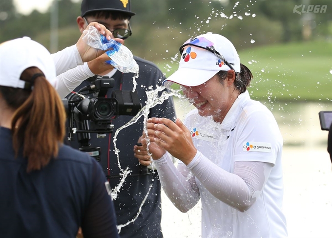 박지영이 한국여자프로골프(KLPGA) 투어 2019시즌 개막전인 효성 챔피언십에서 역전 우승을 차지한 뒤 동료들로부터 축하를 받고 있다. KLPGA 제공