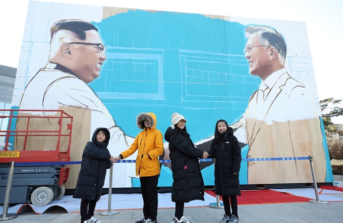 7일 오후 서울 종로구 청와대 앞 사랑채 부근에 문재인 대통령과 김정은 북한 국무위원장이 악수하는 모습을 그린 작품이 설치돼 눈길을 끌고 있다. 연합뉴스