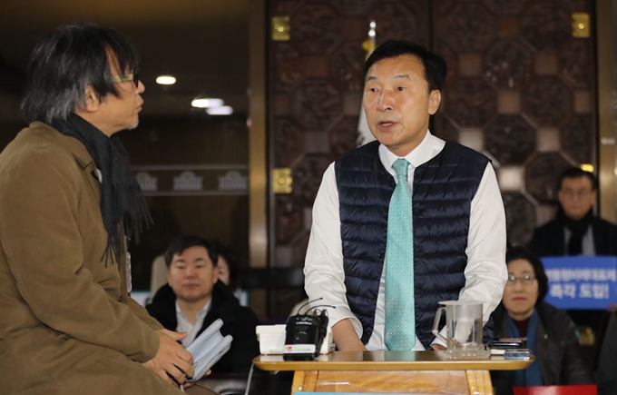 연동형 비례대표제 도입에 대한 거대 양당의 결단을 촉구하며 국회 본청 로텐더홀에서 단식농성을 계속중인 바른미래당 손학규 대표가 9일 오전 의사의 검진을 받고 있다. 연합뉴스