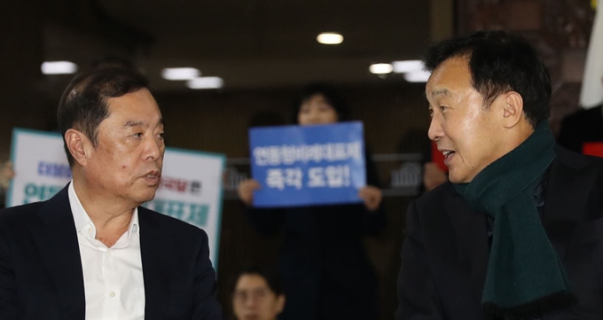 연동형 비례대표제 도입 결단 촉구 야3당 단식농성을 계속중인 바른미래당 손학규 대표(오른쪽)가 9일 오후 농성장인 국회 본청 로텐더홀을 방문한 자유한국당 김병준 비상대책위원장과 대화하고 있다. 연합뉴스