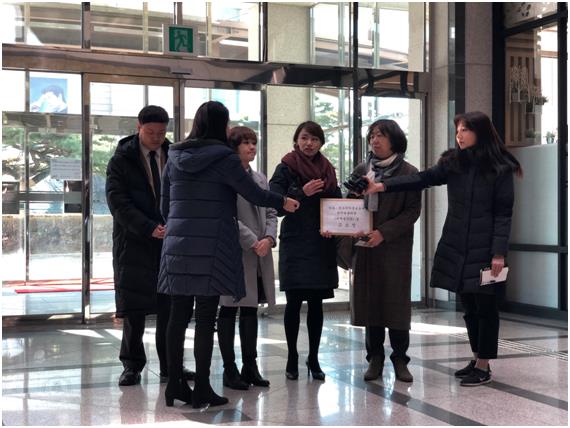 인천 한 대형교회 청년부 목사로부터 그루밍 성폭력을 당했다고 주장하는 여성 신도들을 대변하는 김디모데(맨 왼쪽) 목사와 정혜민(왼쪽에서 세번째) 목사, 안서연(네번째) 변호사, 차미경(다섯번째) 변호사가 10일 인천경찰청 로비에서 고소장을 제출하기에 앞서 취재진 질문을 받고 있다. 이환직 기자