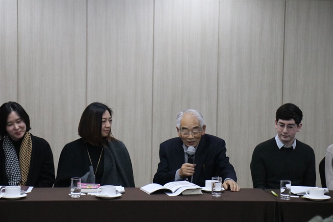 10일 서울 중구 한 호텔에서 열린 제16회 한국문학번역상 기자간담회에서 문화체육관광부장관상 수상자인 오무라 마쓰오 일본 와세다대학 명예교수가 소감을 말하고 있다. 한국문학번역원 제공