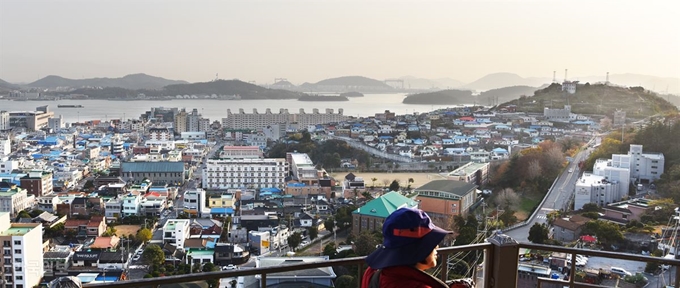 유달산에서 내려다보면 일본인 거주지인 조계지와 섬 주민들이 이주해 형성한 서산동 달동네가 확연하게 구분된다.