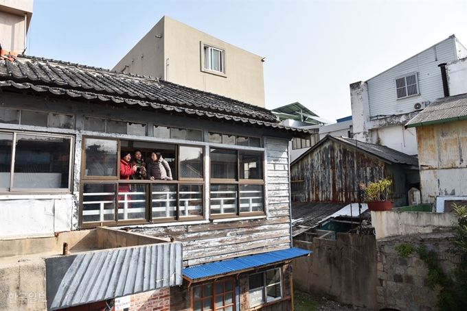 옛 동아부인상회 안뜰에서 본 모습. 당시는 큰 백화점이었지만 지금 기준으로 보면 소박하기 이를 데 없다.