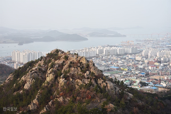 유달산 일등봉에서 본 이등봉과 목포 북항 모습.