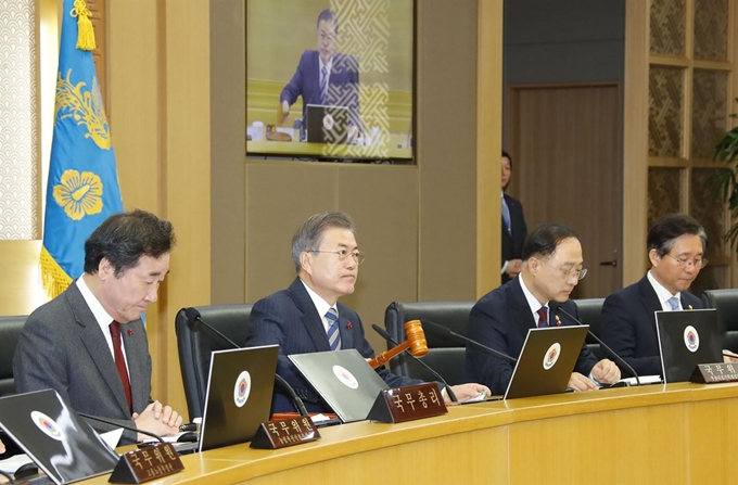 문재인 대통령이 11일 오전 정부세종청사에서 열린 국무회의를 주재하고 있다. 이날 국무회의는 세종과 서울 청사간 영상회의로 진행됐다. 연합뉴스