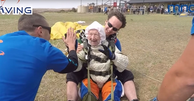 2년 연속으로 세계 최고령 스카이다이버가 된 아이린 오셔(102) 할머니. SA Skydiving 유튜브 캡처