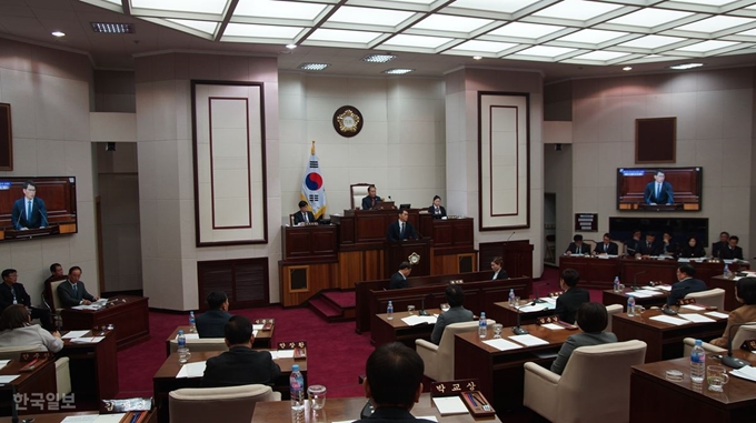 [저작권 한국일보]11일 구미시의회에서 2차 정례회 3차 본회의가 열리고 있다. 김재현기자 k-jeahyun@hankookilbo.com