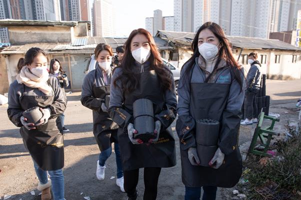 10일 오후 경기 부천시 계수동 판자촌 일대에서 2018 미스코리아 진,선,미 당선자들이 저소득 취약 계층의 겨울철 난방을 위한 연탄을 전달하고 있다. 추진혁 기자.