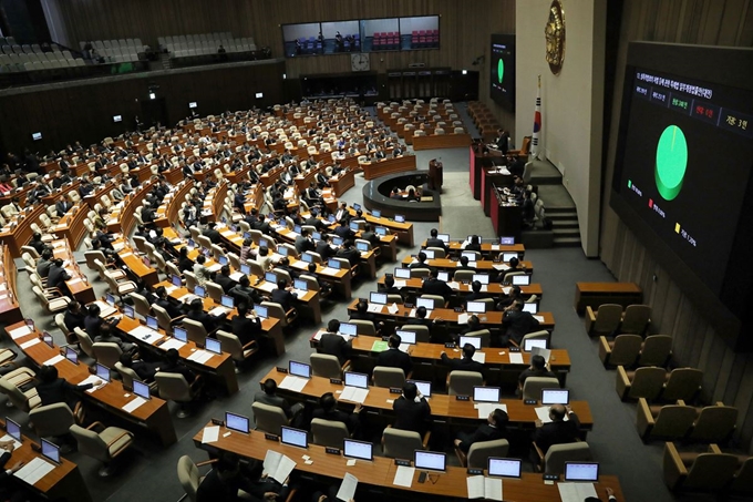 지난달 29일 오후 서울 여의도 국회에서 열린 본회의에서 성폭력범죄의 처벌 등에 관한 특례법 일부개정법률안이 통과됐다. 뉴시스