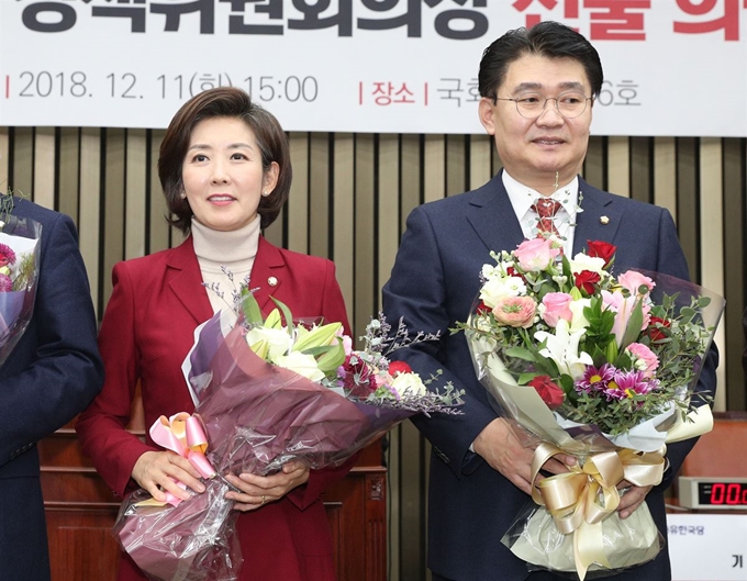 11일 국회에서 열린 자유한국당 원내대표 및 정책위의장 선출을 위한 의원총회에서 당선된 나경원(왼쪽) 신임 원내대표와 정용기 정책위의장이 기념촬영을 하고 있다. 배우한 기자