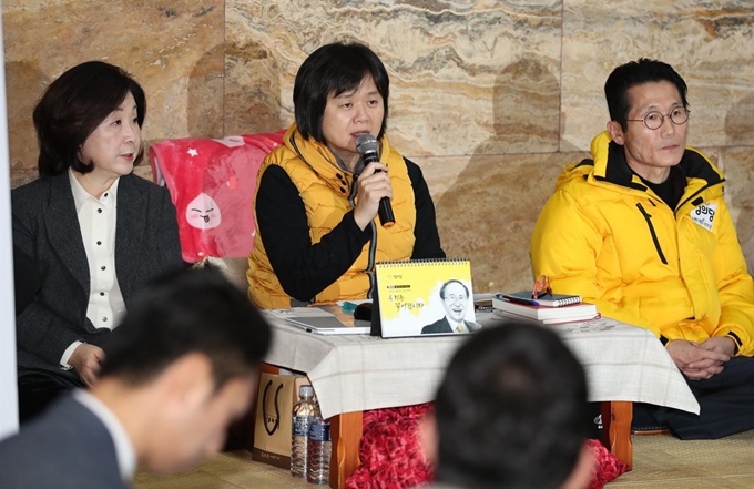 정의당 이정미 대표가 11일 오전 국회 로텐더홀에서 열린 의원총회에서 발언하고 있다. 연합뉴스