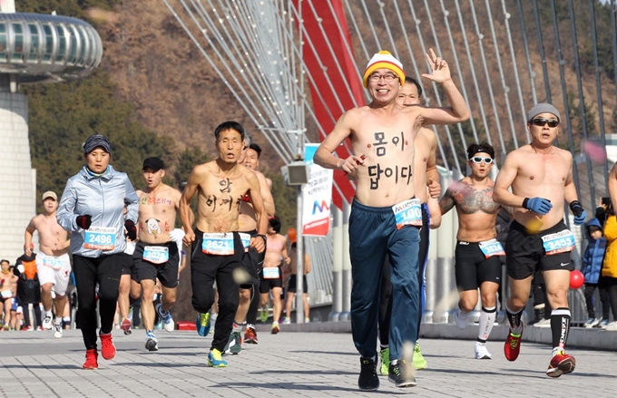 조웅래 맥키스컴퍼니 회장은 2016년부터 대전 갑천변에서 새해맞이 맨몸마라톤대회를 열고 있다. ‘2019 대전방문의 해’ 첫 이벤트인 이 대회는 1월 1일 11시 11분 11초에 출발, 1이 지닌 새로운 시작이란 의미도 담아 독특한 새해맞이 행사로 각광받고 있다. 맥키스컴퍼니 제공