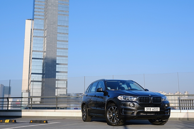 BMW X5 xDrive40e i퍼포먼스는 미래에 대한 단서를 남겼다.