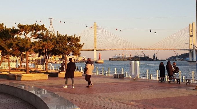 전남 여수 밤바다를 즐길 수 있는 종포해양공원.