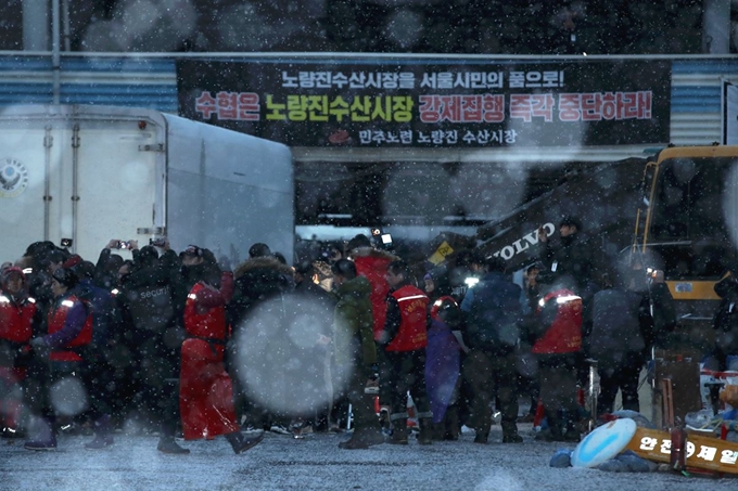 노량진 구시장에 대한 명도집행이 예고된 13일 오전 서울 동작구 구 노량진수산시장에서 수협 관계자들과 구시장 상인들이 충돌하고 있다. 수협 관계자에 따르면 오전 7시로 예정됐던 명도집행은 법원에 의해 취소됐다. 뉴시스