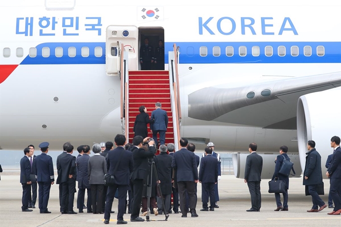 G20 정상회의 참석 및 체코 방문, 뉴질랜드 국빈방문을 위해 출국하는 문재인 대통령과 부인 김정숙 여사가 27일 경기도 성남 서울공항에서 공군 1호기 탑승하고 있다. 뉴시스